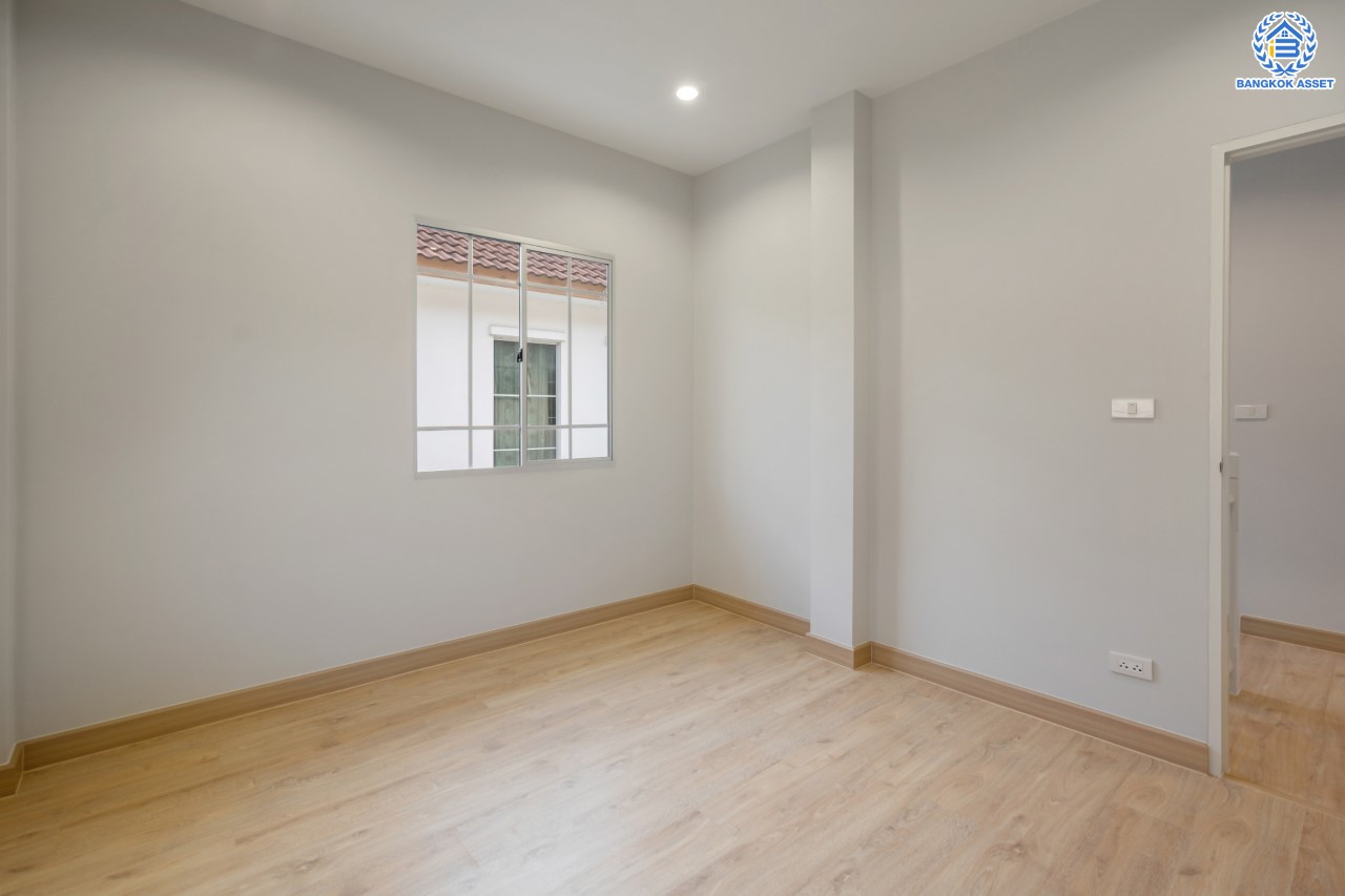 บ้านมือสองตกแต่งใหม่ ม.ธนาสิริ ปิ่นเกล้า-ราชพฤกษ์ เนื้อที่ 37.5 ตร.ว. บ้านแฝดหลังใหญ่ ตอบโจทย์ทุกการอยู่อาศัย ฟังก์ชัน 3 ห้องนอน 3 ห้องน้ำ 2 ที่จอดรถ บนทำเลติดถนนราชพฤกษ์ ใกล้วงเวียนพระราม5 รถไฟฟ้า "สถานีบางรักน้อยท่าอิฐ" และ จุดทางด่วน "กาญจนาภิเษก"